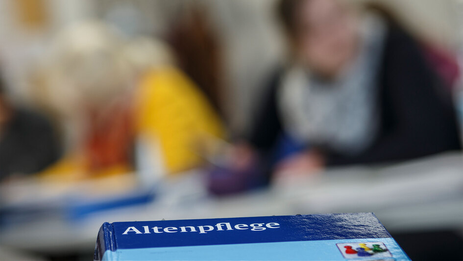 Handbuch 'Altenpfleger' - im Hintergrund Personen Handbuch 'Altenpfleger' - im Hintergrund Personen