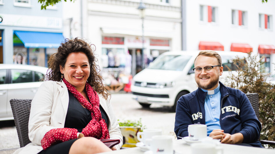 Arlett Rumpff im Gespräch mit Pfarrer Kevin Jessa aus Fürstenwalde Arlett Rumpff im Gespräch mit Pfarrer Kevin Jessa aus Fürstenwalde