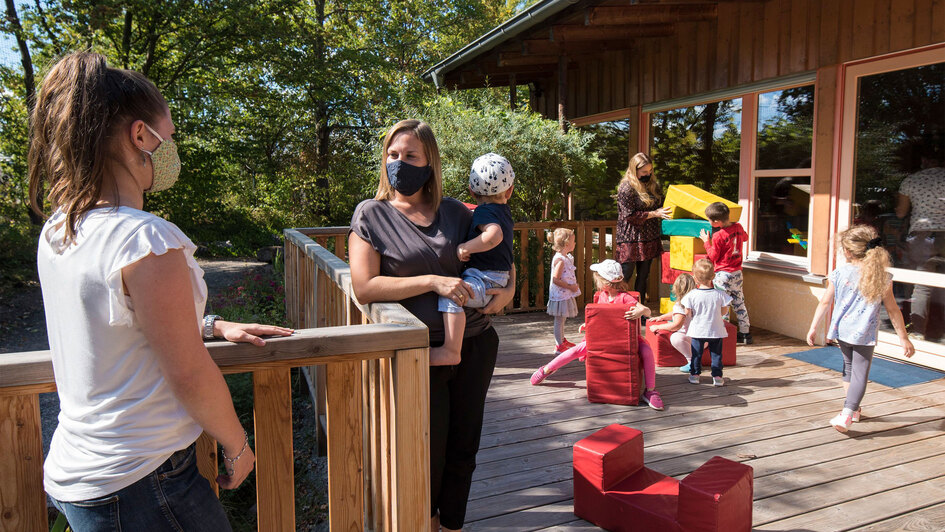  Petra Ruby (mit Sohn Mika auf dem Arm) ist in der protestantischen Kindertagesstaette in Kaiserslautern-Betzenberg im Gespraech mit Erzieherin Marie Luise Loserth.