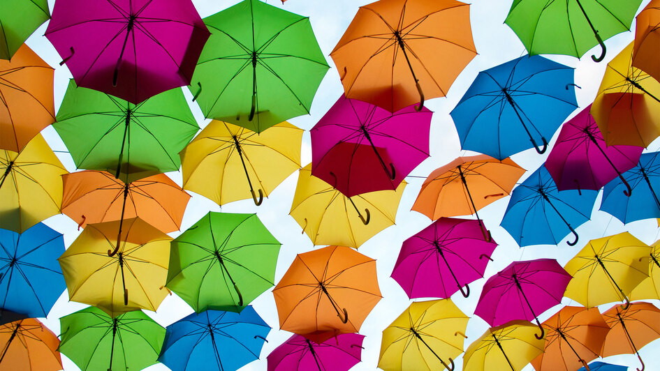 Symbolbild: bunte Regenschirme Symbolbild: bunte Regenschirme