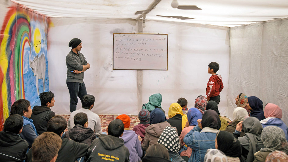 Provisorischer Unterricht in einem Flüchtlingslager auf Lesbos