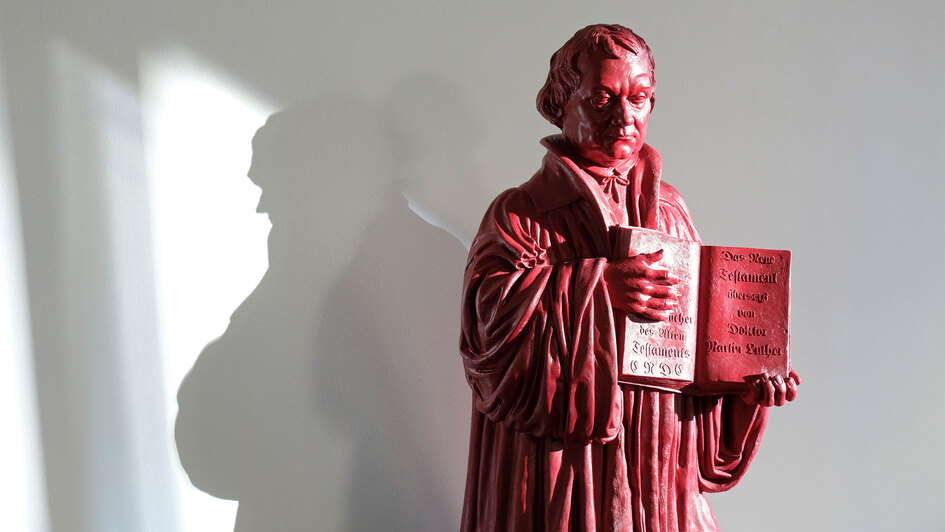 Rote Lutherfigur Rote Lutherfigur