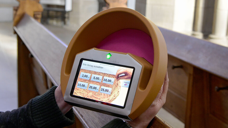 Symbolbild: Digitaler Kollektenkorb in der evangelischen Salvatorkirche in Duisburg