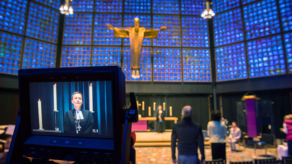 Archivbild: Aus der menschenleeren Kaiser-Wilhelm-Gedächtniskirche in Berlin wurde ein ökumenischer Gottesdienst übertragen. Im Monitor die evangelische Generalsuperintendentin für den Sprengel Berlin, Ulrike Trautwein. Archivbild: Aus der menschenleeren Kaiser-Wilhelm-Gedächtniskirche in Berlin wurde ein ökumenischer Gottesdienst übertragen. Im Monitor die evangelische Generalsuperintendentin für den Sprengel Berlin, Ulrike Trautwein.