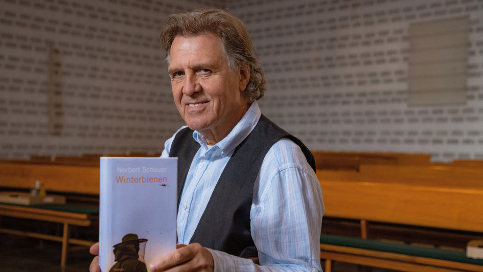 Norbert Scheuer mit seinem Buch „Winterbienen“