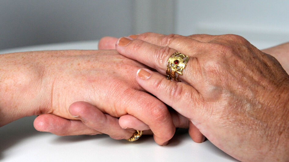 Hände halten eine andere Hand Hände halten eine andere Hand