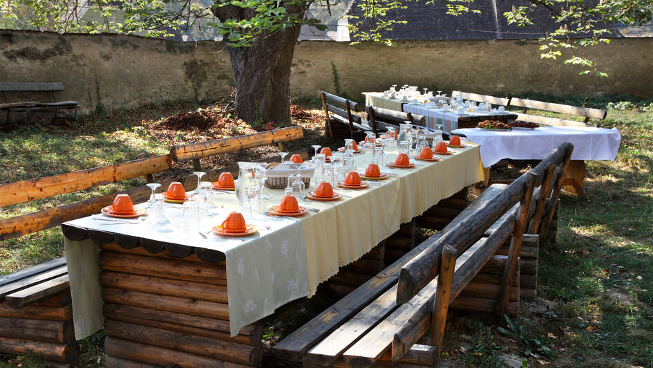 Eine gedeckte Tafel im Garten Eine gedeckte Tafel im Garten