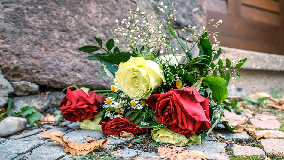 Ein Jahr nach dem Anschlag auf die Jüdische Gemeinde in Halle an der Saale liegen Blumen am Eingang zur Synagoge (Foto vom 29.09.2020).