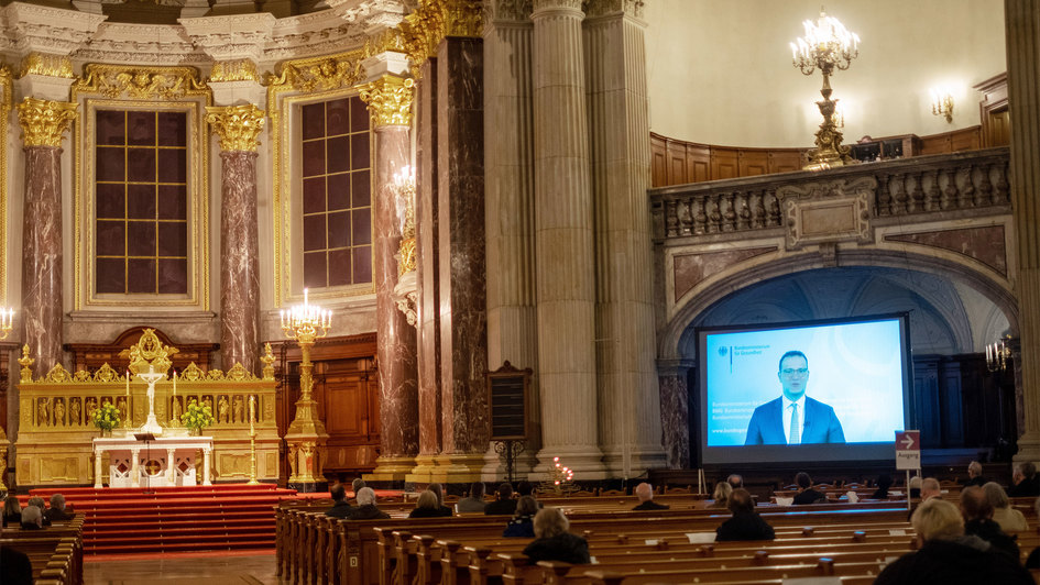 Innenraum Berliner Dom mit Videoübertragung zum politischen Buß-und Bettag
