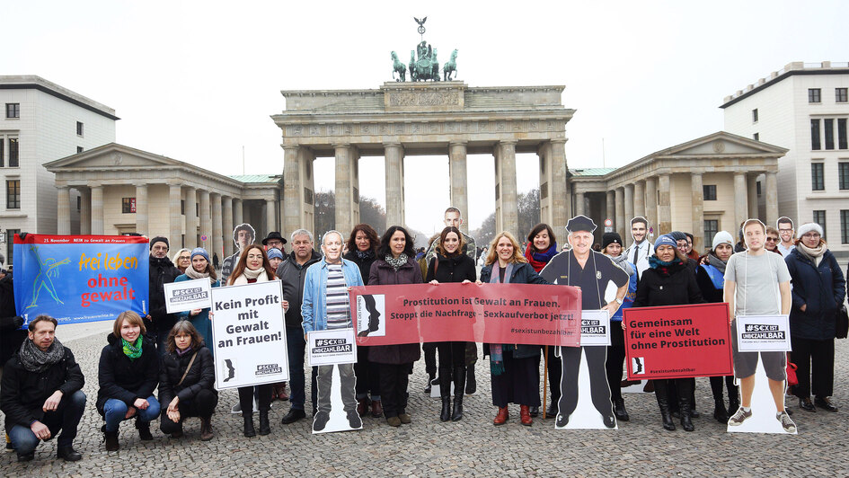 Demonstration in Berlin vor dem Brandenburger Tor 'Gewalt gegen Frauen' (2019) Demonstration in Berlin vor dem Brandenburger Tor 'Gewalt gegen Frauen' (2019)