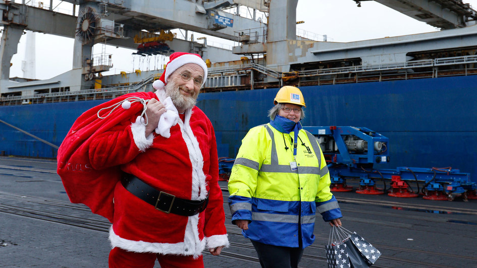 Seemannspastorin und Weihnachtsmann besuchen Seeleute an Bord