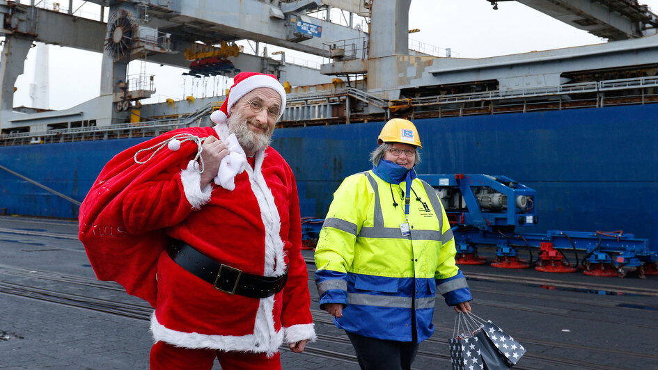 Seemannspastorin und Weihnachtsmann besuchen Seeleute an Bord Seemannspastorin und Weihnachtsmann besuchen Seeleute an Bord