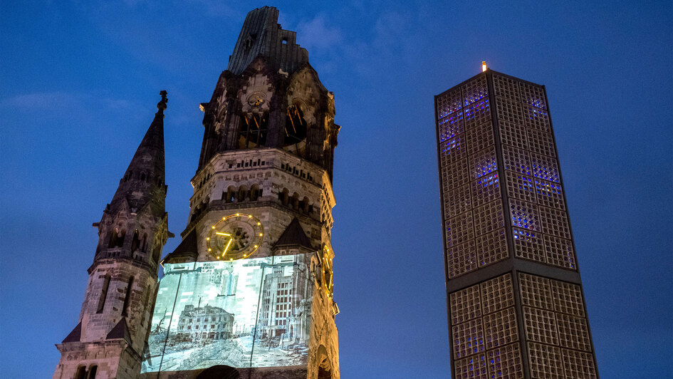Lichtprojektion an der Kaiser-Wilhelm-Gedaechniskirche in Berlin Lichtprojektion an der Kaiser-Wilhelm-Gedaechniskirche in Berlin