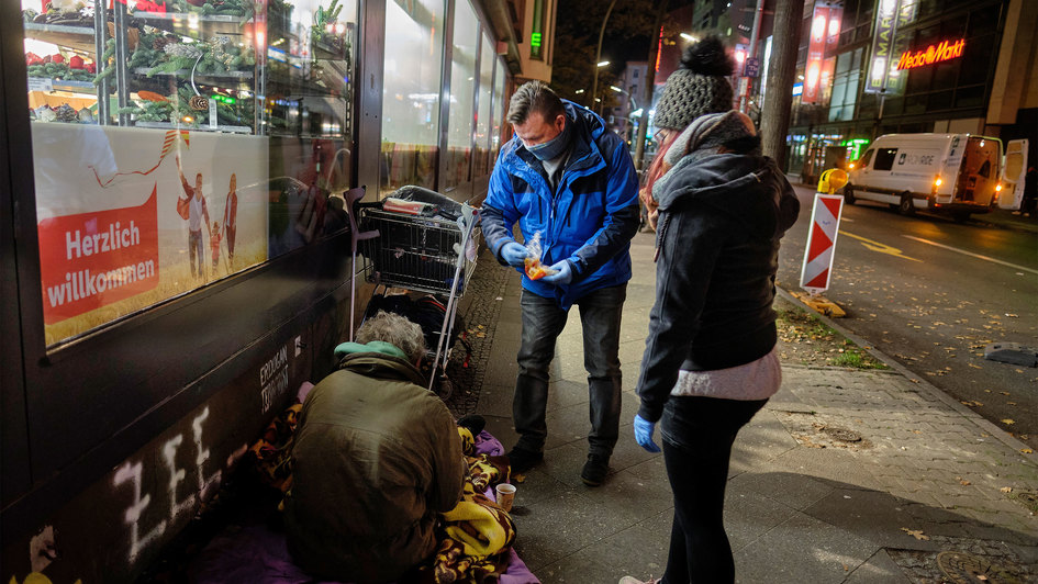 Der Berliner Kältebus  versorgt Obdachlose mit Essen und heißen Getränken