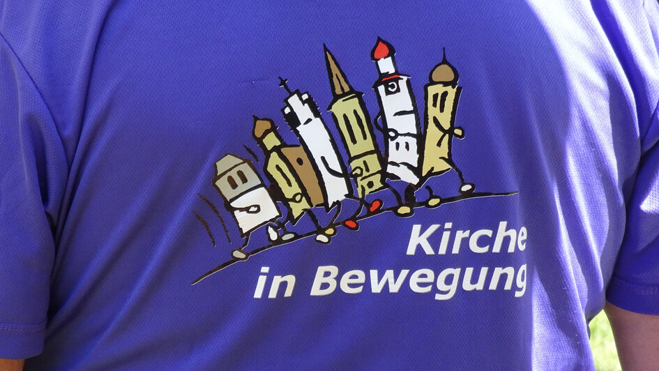 T-Shirt mit der Aufschrift „Kirche in Bewegung' T-Shirt mit der Aufschrift „Kirche in Bewegung'