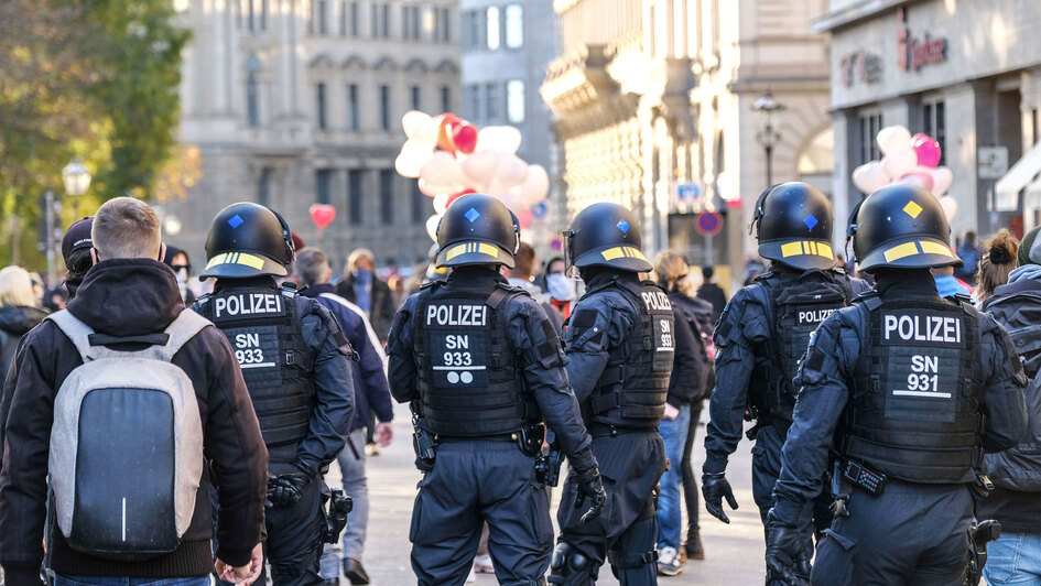 Polizisten bei einer Demonstration Polizisten bei einer Demonstration