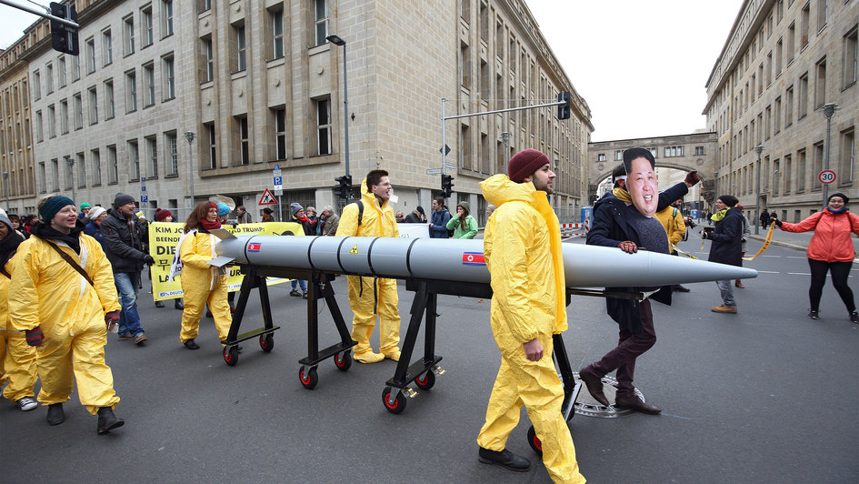 Demonstranten mit einer Atombomben-Attrappe gegen atomare Aufrüstung