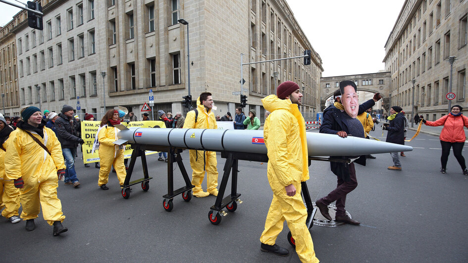 Demonstranten mit einer Atombomben-Attrappe gegen atomare Aufrüstung Demonstranten mit einer Atombomben-Attrappe gegen atomare Aufrüstung