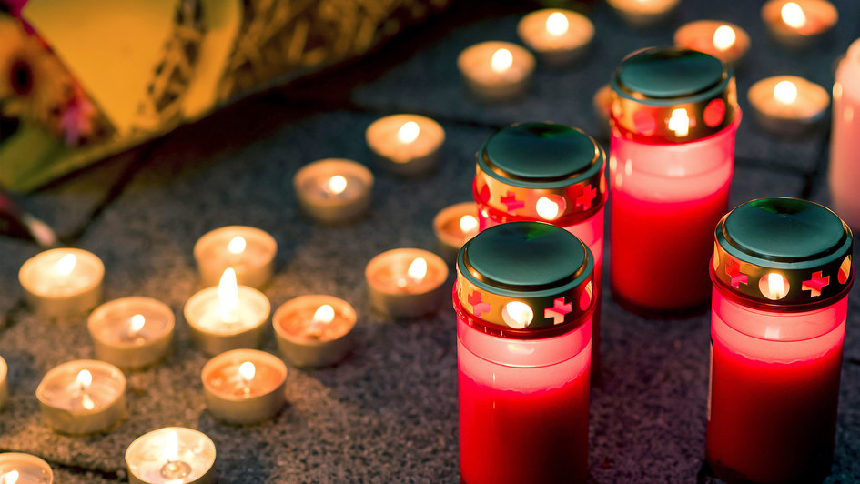 Leuchtende Kerzen zum Gedenken