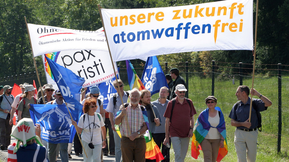 Teilnehmer einer Anti-Atomwaffen-Demo in Büchel