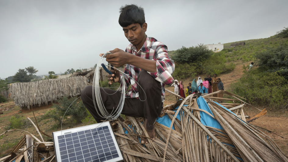 Solarzellen werden in Indien auf Dächern installiert