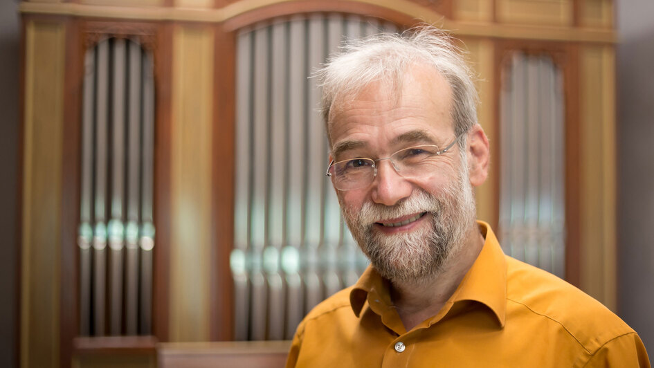 Christoph Bossert vor einer Orgel