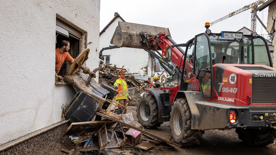 Aufräumarbeiten nach dem Hochwasser in Schuld Aufräumarbeiten nach dem Hochwasser in Schuld