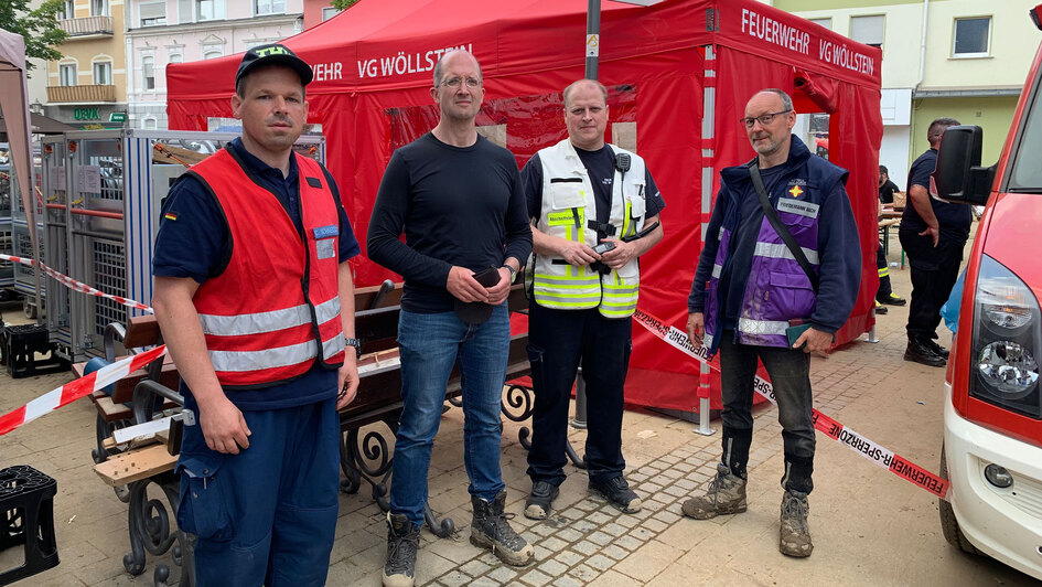 Präses Torsten Latzel mit Einsatzkräften von THW und Feuerwehr