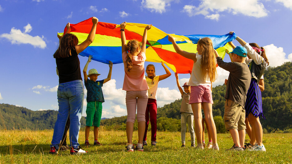 Eine Gruppe Jugendlicher beim Spiel im Freien Eine Gruppe Jugendlicher beim Spiel im Freien