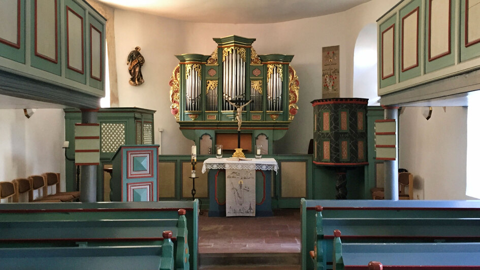 Blick in den Altarraum – Odilienkirche Springen-Heidenrod Blick in den Altarraum – Odilienkirche Springen-Heidenrod