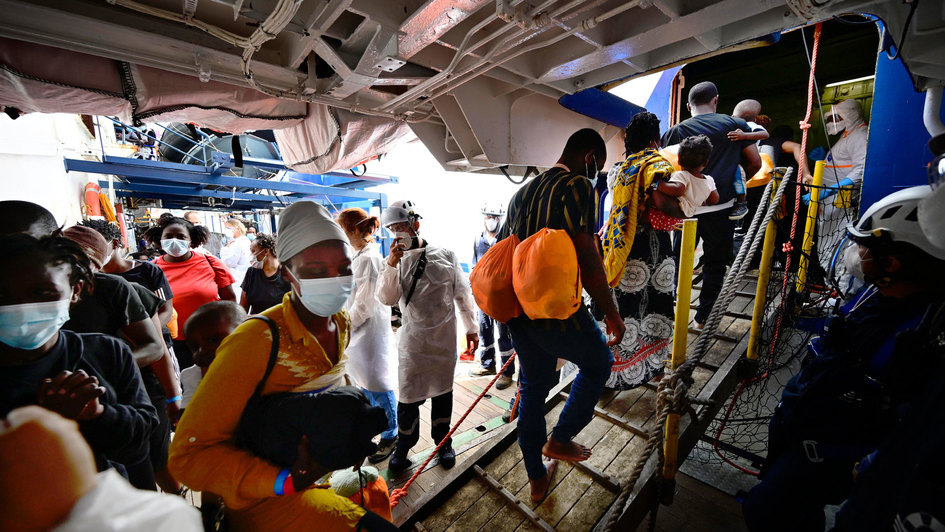 Gerettete Menschen aus dem Mittelmeer gehen in Palerma von Bord eines Schiffes