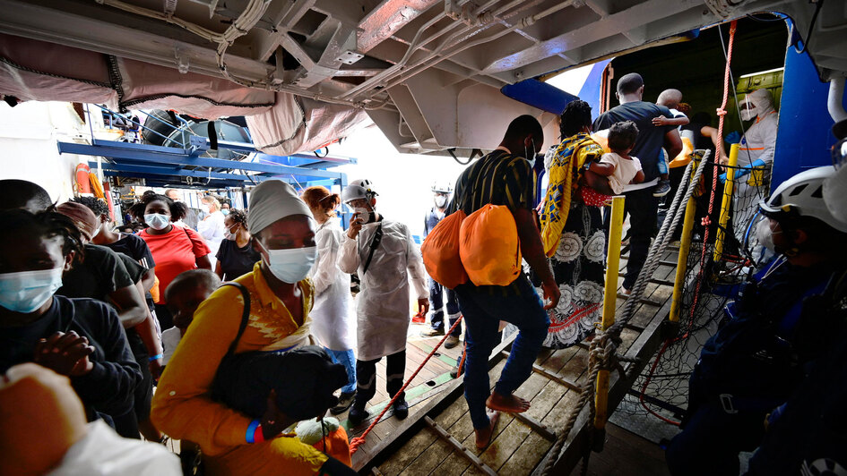 Gerettete Menschen aus dem Mittelmeer gehen in Palerma von Bord eines Schiffes Gerettete Menschen aus dem Mittelmeer gehen in Palerma von Bord eines Schiffes