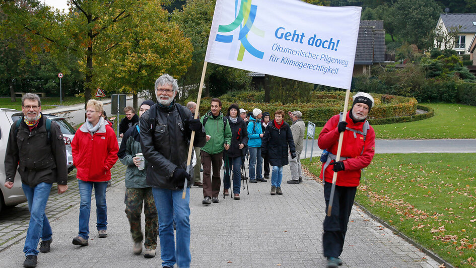 Pilger auf dem Klimapilgerweg (Archivbild) Pilger auf dem Klimapilgerweg (Archivbild)