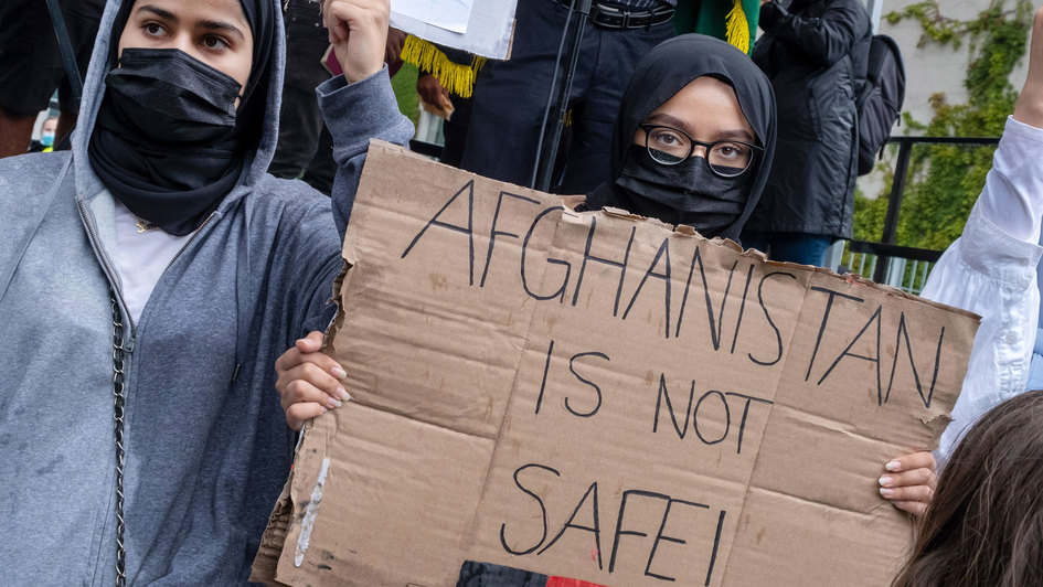 Menschen demonstrieren in Berlin für die Aufnahme afghanischer Flüchtlinge