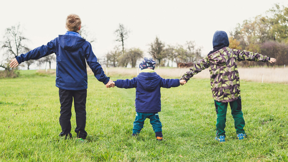 Kinder auf einer Wiese