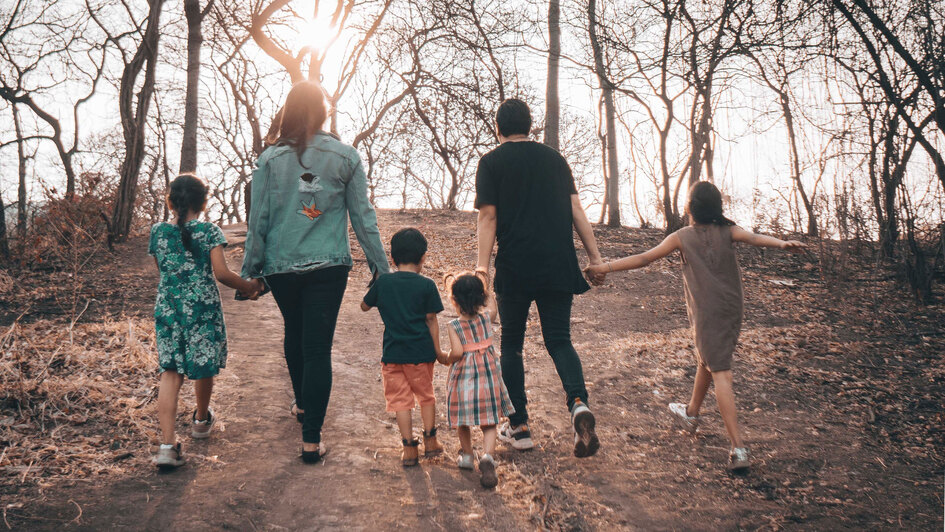Familie im Wald