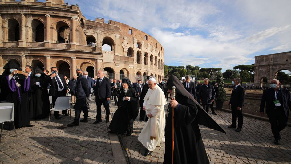 Papst Franziskus und Teilnehmer des Friedenstreffen vor dem Colloseum in Rom