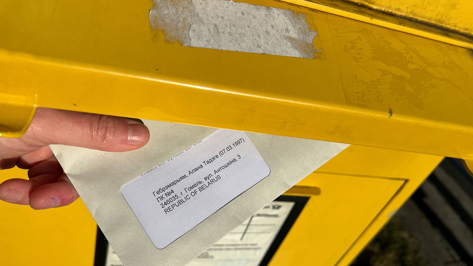 In einen Briefkasten wird ein Brief eingeworfen
