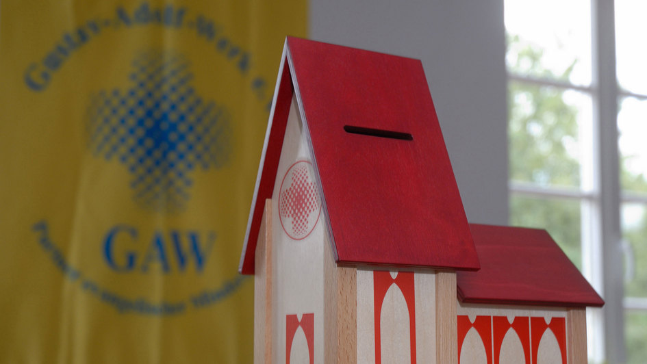 Spendenkirche - im Hintergrund Logo GAW