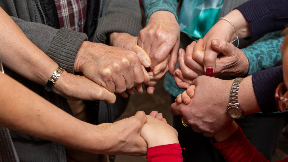 Gemeinsam beten: Hände im Kreis zum Gebet gefaltet