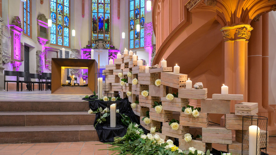 Weiße Rosen und Kerzen in der Universitätskirche zum Gedenken der Opfer