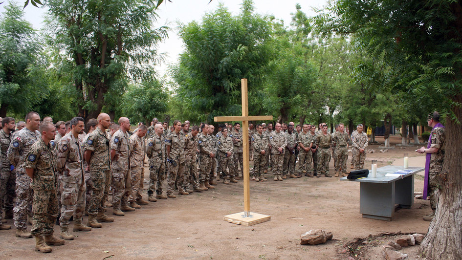 Militaerpfarrer feiert einen Feldgottesdienst mit Bundeswehrsoldaten in Koulikoro in Mali