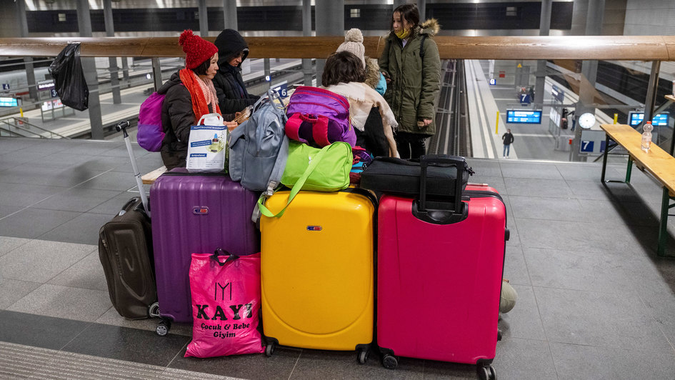 Ukrainische Frauen mit Gepäck auf dem Bahnhof