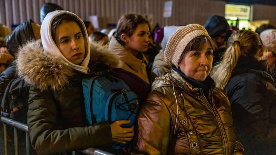 Frauen aus der Ukraine  in der Naehe von Korczowa im polnisch ukrainischen Grenzgebiet