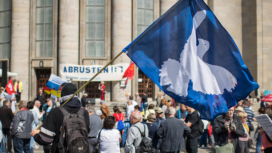 Archivbild: Teilnehmer Ostermarsch mit Fahne Friedenstaube
