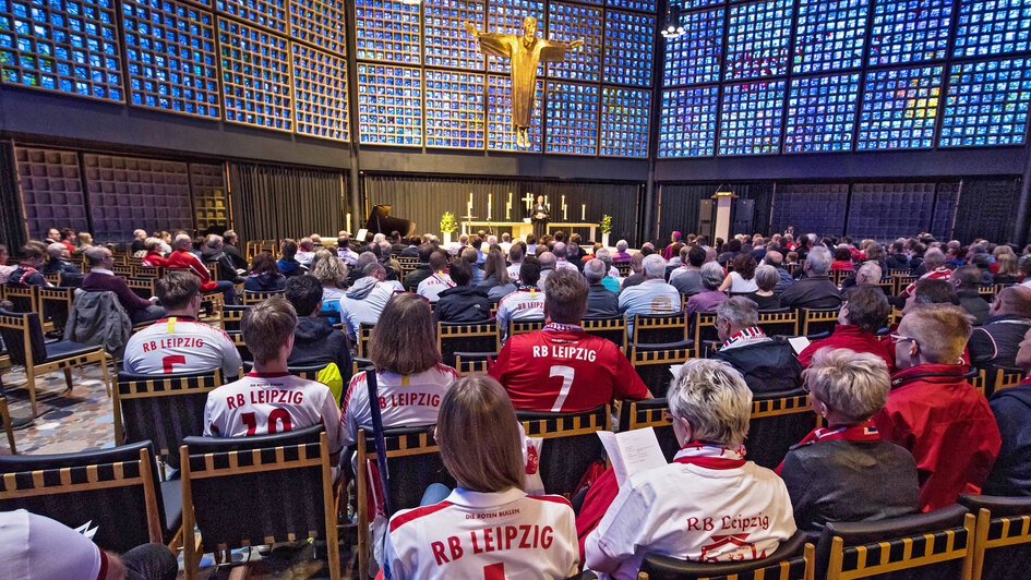 Fußball-Fans im Gottesdienst in der Kaiser-Wilhelm-Gedächtniskirche (Archivbild) Fußball-Fans im Gottesdienst in der Kaiser-Wilhelm-Gedächtniskirche (Archivbild)