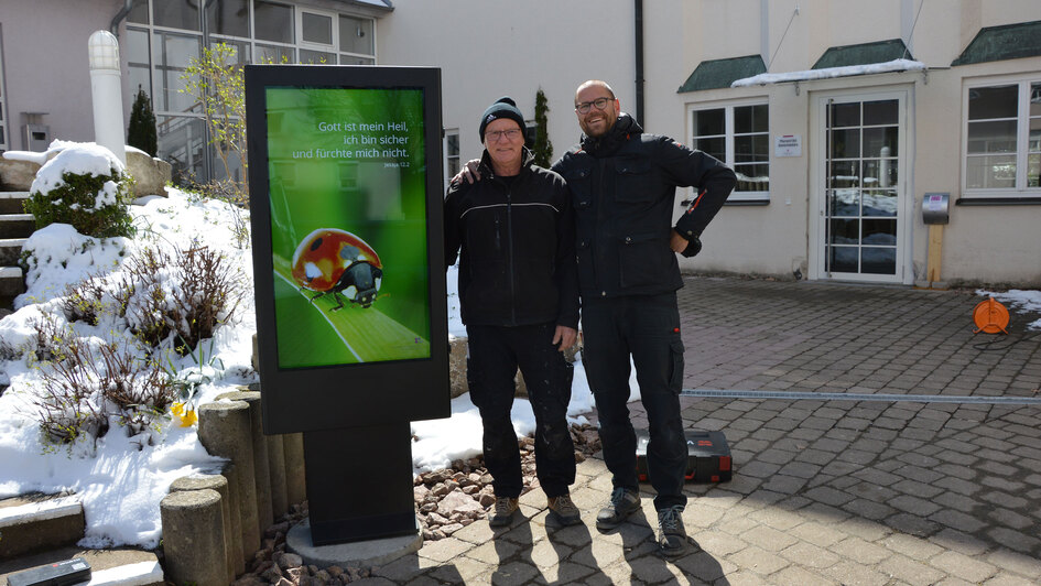 Monitor vor der Kirche in Eningen unter Achalm Monitor vor der Kirche in Eningen unter Achalm