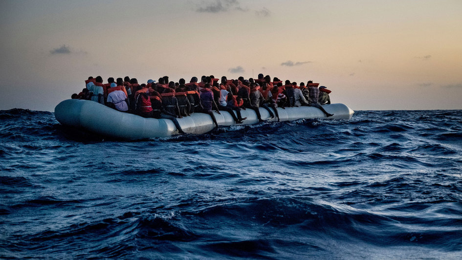 Schlauchboot mit Flüchtlingen im Mittelmeer