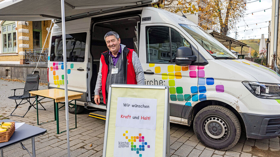 Symbolbild: Auto mit Aufschrift 'Kirche mobil' im Ahrtal unterwegs Symbolbild: Auto mit Aufschrift 'Kirche mobil' im Ahrtal unterwegs