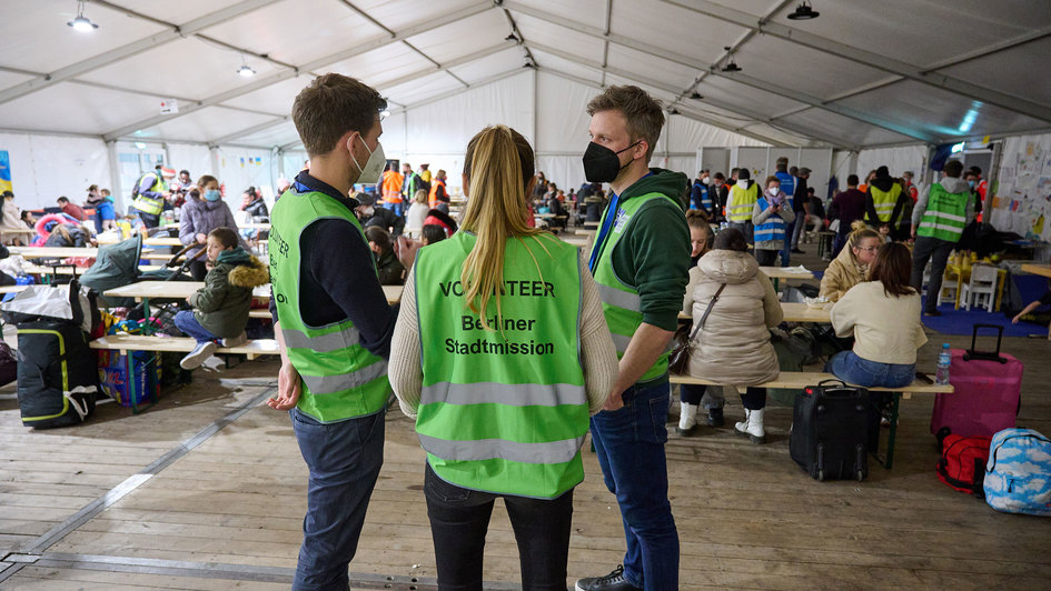 Freiwillige Helfer im Berliner Zelt für ukrainische Flüchtlinge